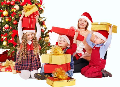 familie lângă pomul de Crăciun