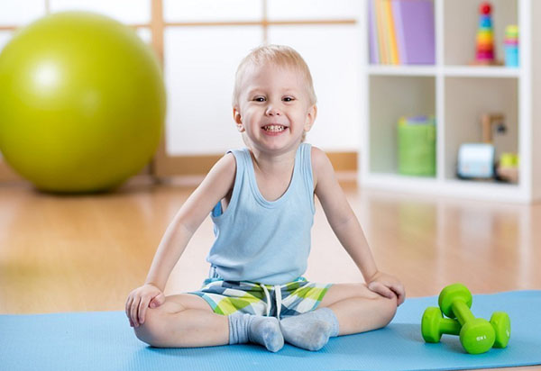 Joacă Yoga: trei exerciții utile pentru copil