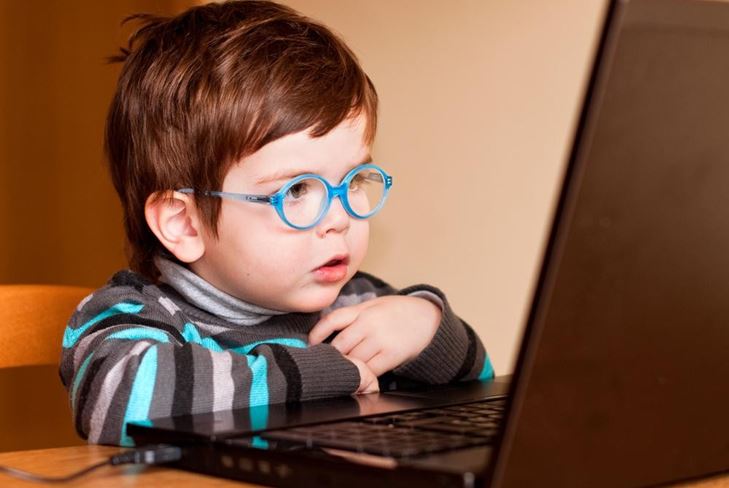 Copii singuri la computer: e bine sau rău