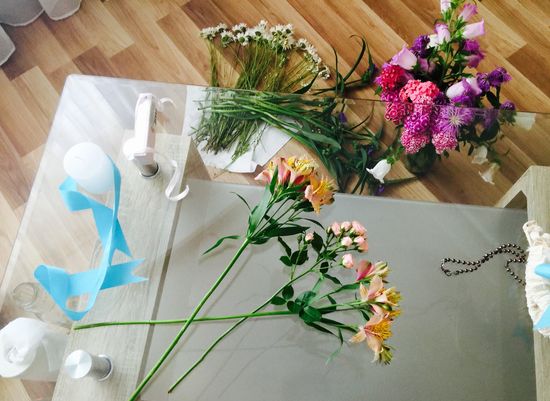 Combinație de alstroemeria și un trandafir mic pentru un buchet