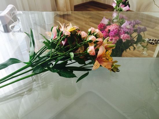 Combinați alstroemeria și un trandafir mic pentru un buchet