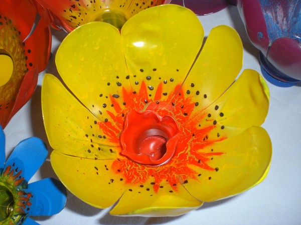 Flori din sticle de plastic: o clasă de masterat pentru fabricarea meșteșugurilor din plastic cu propriile mâini