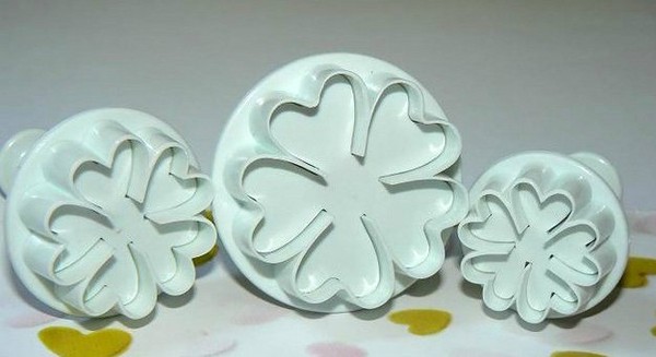 Forme pentru mastic cu mâinile lor: realizarea de ornamente din mastic 