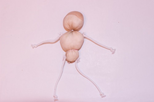 Doll de păpuși din materiale improvizate