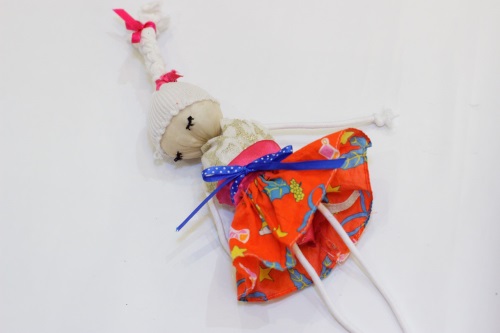 Doll de păpuși din materiale improvizate