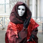 Cum să faci o mască cu mâinile tale pentru Halloween?