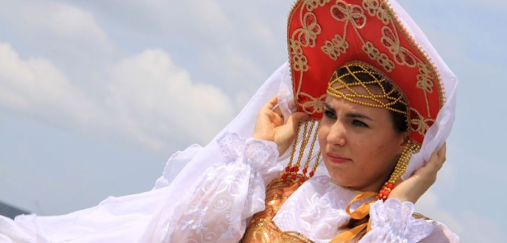 Kokoshnik din Rusia de carton