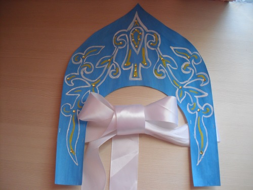 Kokoshnik din Rusia de carton