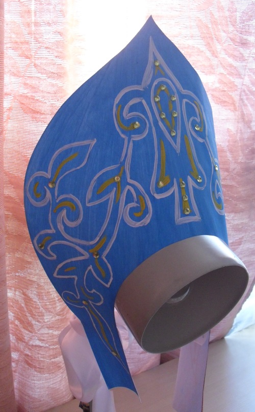 Kokoshnik din Rusia de carton