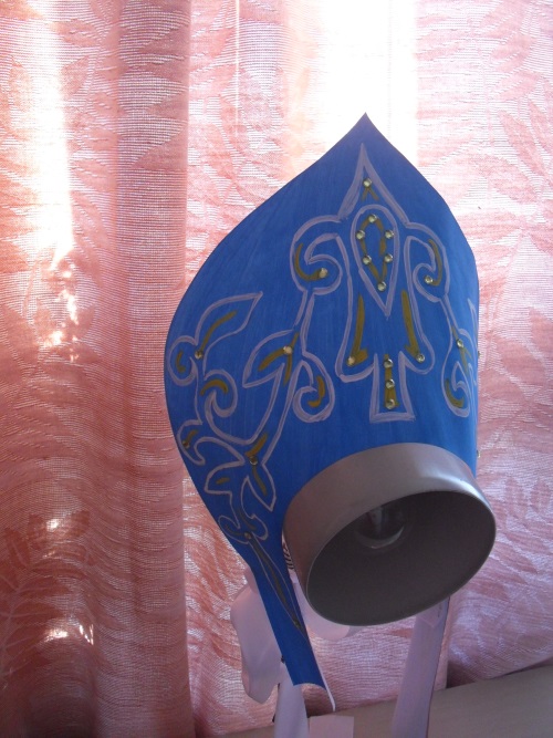 Kokoshnik din Rusia de carton