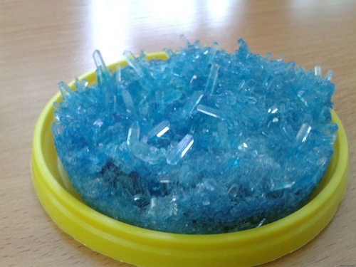 Cum să crești un cristal din sare acasă