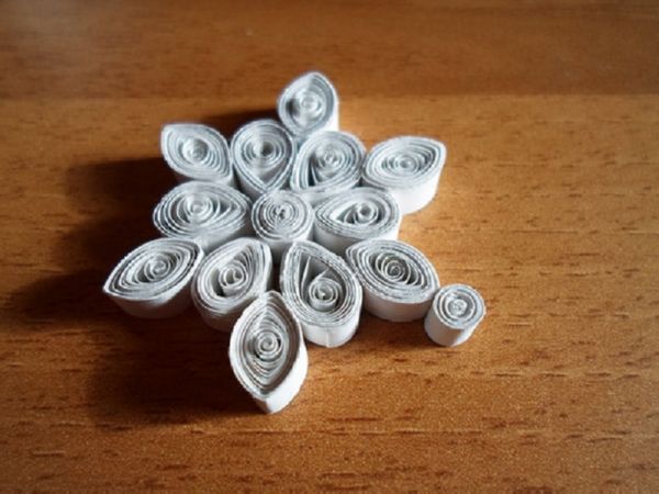 Frumoase fulgi de zăpadă pentru Anul Nou din 2017 cu propriile lor mâini de hârtie - diagrame și fotografii în etape. Cursuri de masterat pentru copii pe fulgii de zăpadă mari în tehnica origami