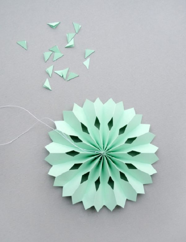 Frumoase fulgi de zăpadă pentru Anul Nou din 2017 cu propriile lor mâini de hârtie - diagrame și fotografii în etape. Cursuri de masterat pentru copii pe fulgii de zăpadă mari în tehnica origami