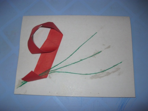 Artizanat în grădiniță: o carte pentru 9 mai, mâinile lor