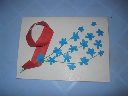 Artizanat în grădiniță: o carte pentru 9 mai, mâinile lor