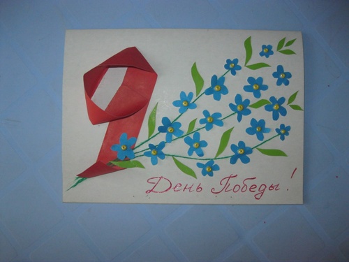 Artizanat în grădiniță: o carte pentru 9 mai, mâinile lor