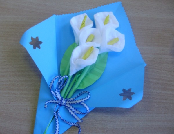 Un cadou pentru florile mamei de la o clasă de master de discuri de bumbac cu o fotografie Florile calla din vată de bumbac cu propriile mâini