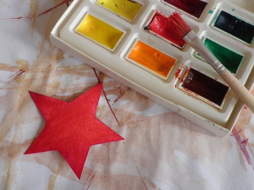 Scrapbooking: o lucrare manuală până pe 9 mai cu mâinile la școală