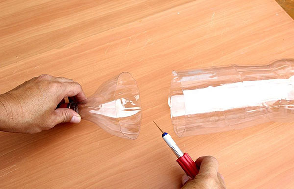 Noi meserii din sticle de plastic cu mâinile lor pentru grădină și livadă