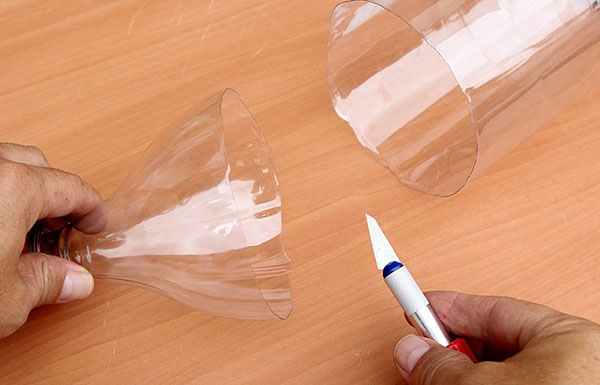 Noi meserii din sticle de plastic cu mâinile lor pentru grădină și livadă