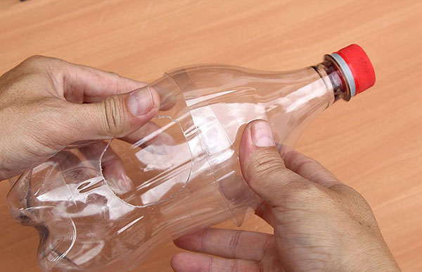 Noi meserii din sticle de plastic cu mâinile lor pentru grădină și livadă