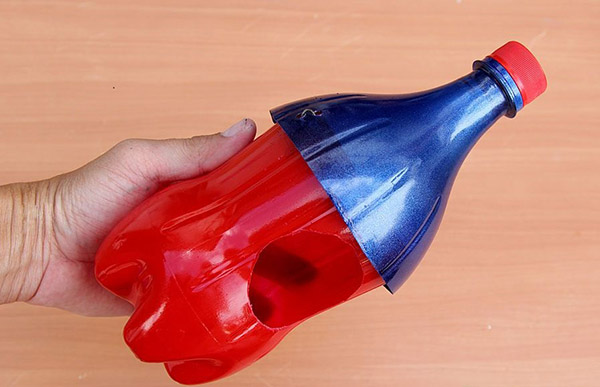 Noi meserii din sticle de plastic cu mâinile lor pentru grădină și livadă