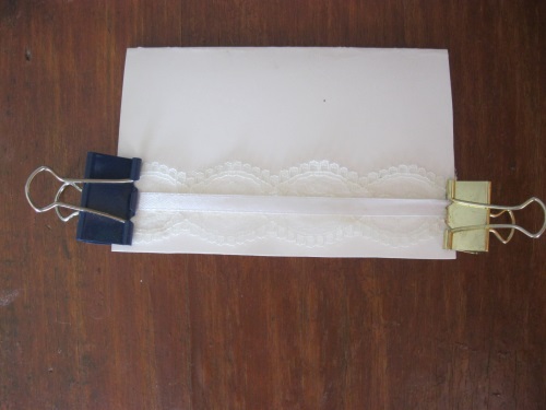 Invitații originale la nuntă cu mâinile lor