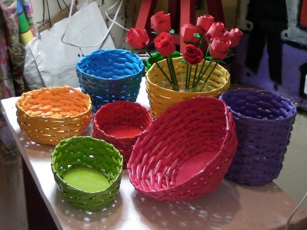 Coșuri din tuburi de coctail și ziare