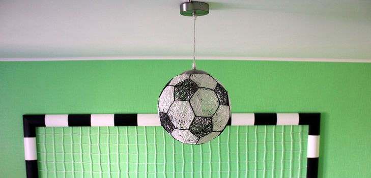 Lampa mingea cu mâinile