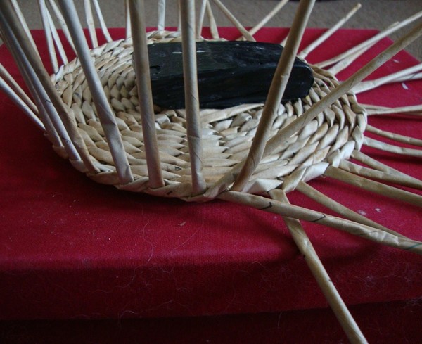 Țesut din tuburi de ziare pentru începători