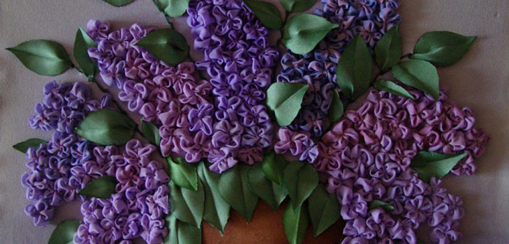 Broderie cu panglici: liliac într-un coș