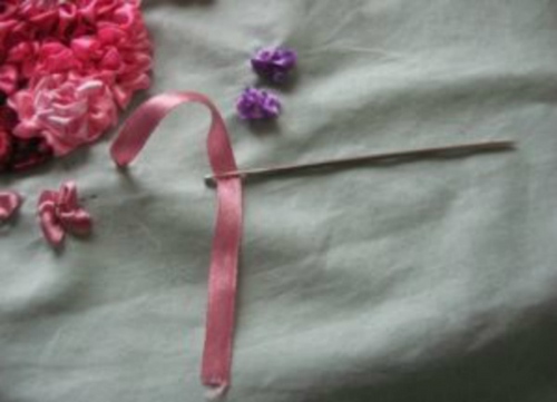 Broderie cu panglici: liliac într-un coș