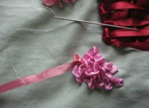 Broderie cu panglici: liliac într-un coș