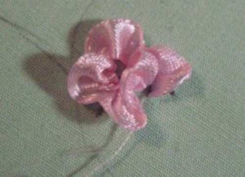 Broderie cu panglici: liliac într-un coș