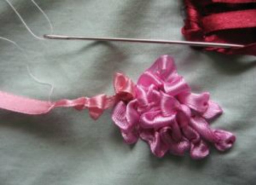 Broderie cu panglici: liliac într-un coș