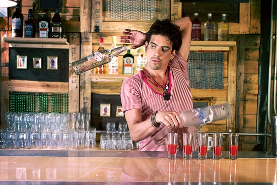 Fata de la bar: profesia de barman