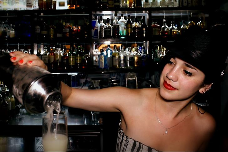 Fata de la bar: profesia de barman