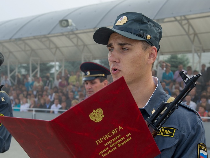 Cum să obțineți un loc de muncă în poliție?