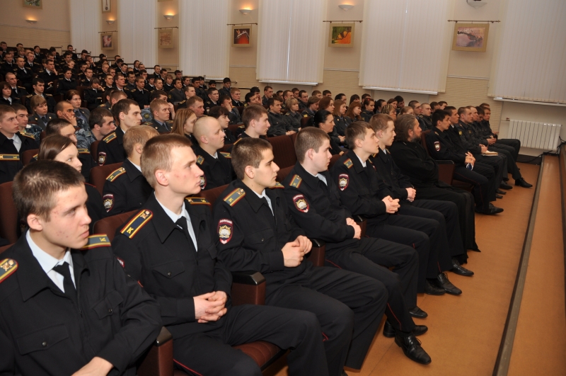 Cum să obțineți un loc de muncă în poliție?