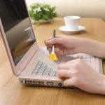 Cum îmi curăț tastatura laptop? Cum îmi curăț tastatura laptop?
