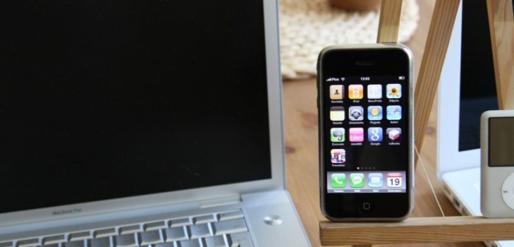 telefon pe suport