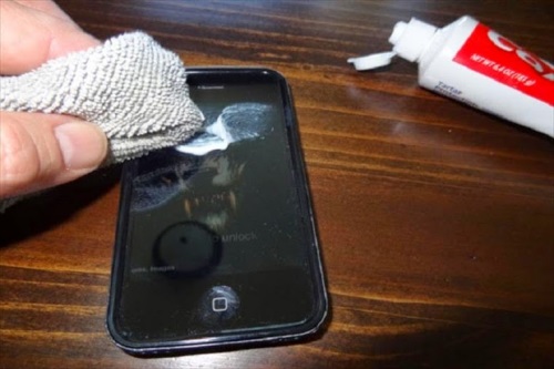 Cum să eliminați zgârieturile de pe telefon