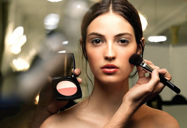 Efect make-up pe 8 martie: Secretele lui Chanel