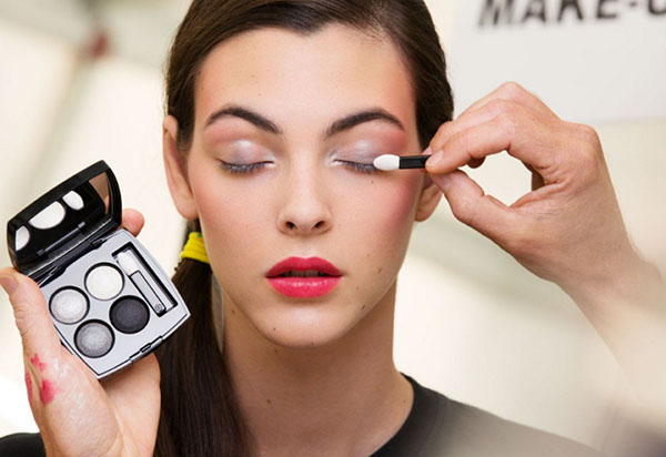 Efect make-up pe 8 martie: Secretele lui Chanel