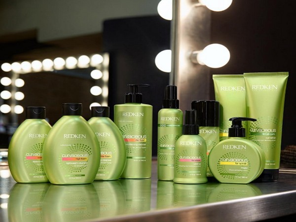Revoluția ondulată: articole noi pentru înfrumusețare Redken Curvaceous