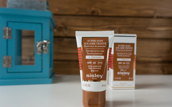 Încălzește din sticlă: nuanța de protecție solară Sisley Tinted Sun Care
