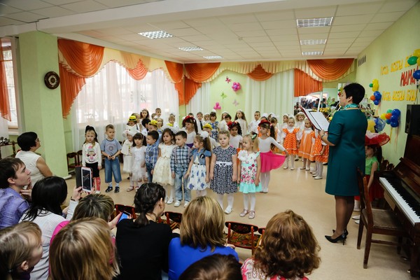 Ziua Mamei în grădiniță: idei pentru scenariul din grupul de pregătire junior, mediu, senior