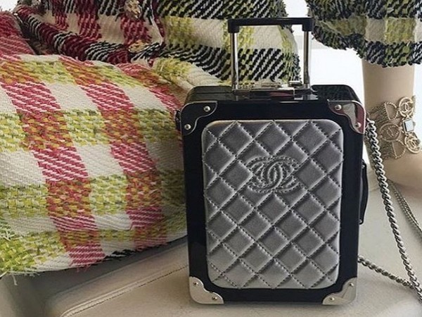 Drumul solicită: căruciorul Minaudiere de la Chanel