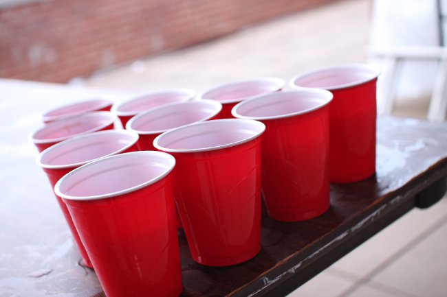 Jocuri cu alcool pentru petrecere: bere pong