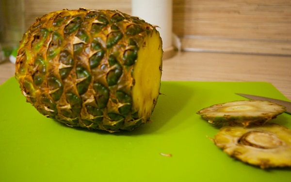 Cum sa taie un ananas in mod corespunzator si frumos